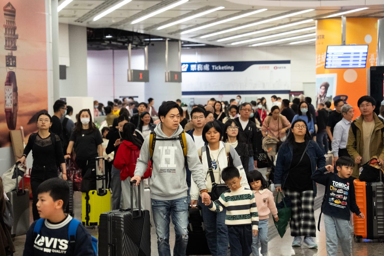 內地春節長假期結束，大批旅客離港。(林靄怡攝)