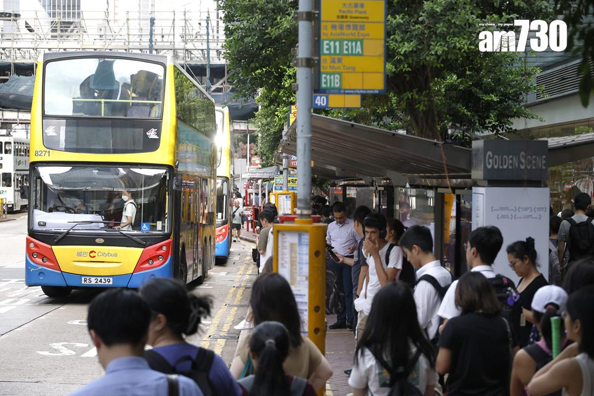 天文台宣布會改發八號烈風或暴風信號後，巴士站擠滿提早放工人群。(林俊源攝)